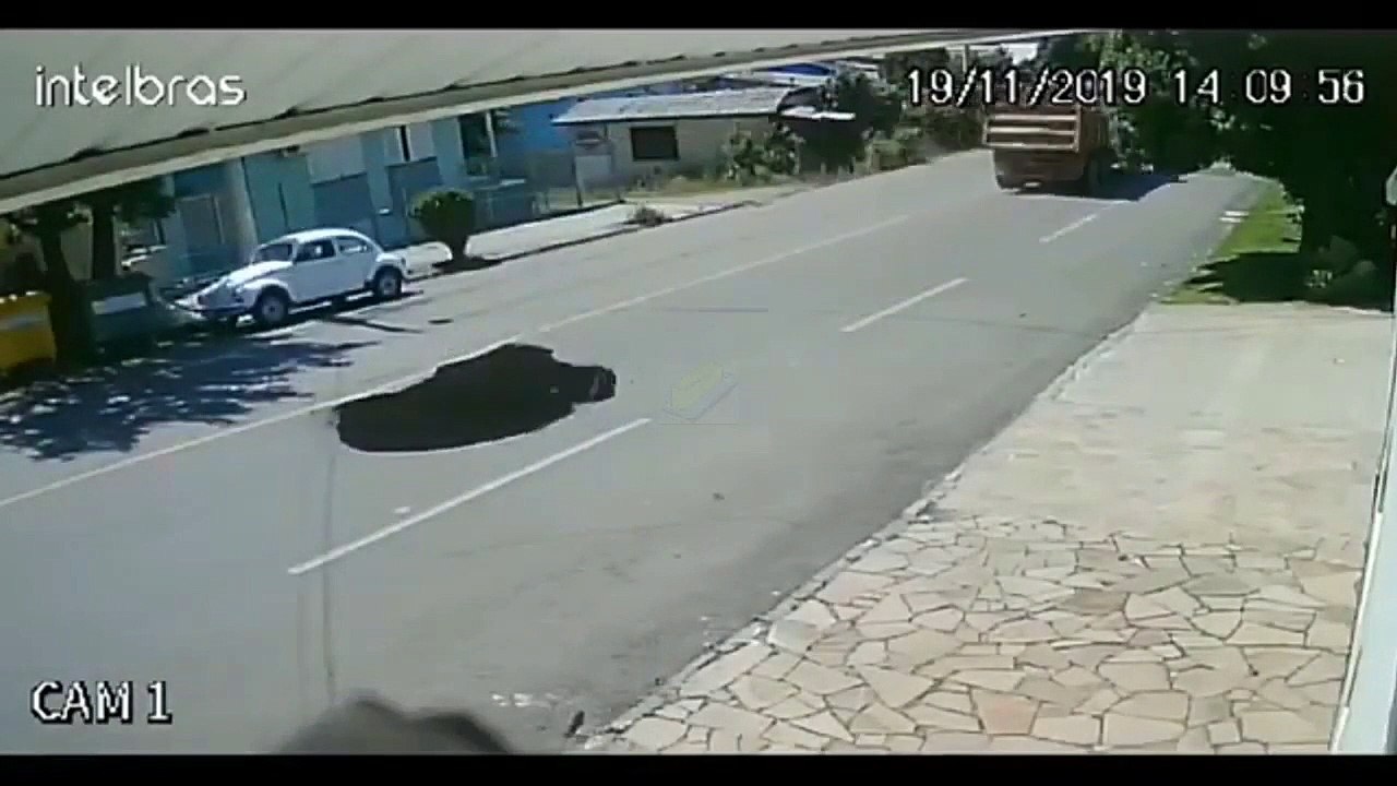 Une voiture tombe dans grand trou au milieu de la route !