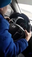 Un enfant de 6 ans roule à 130km/h filmé par sa maman ! WTF