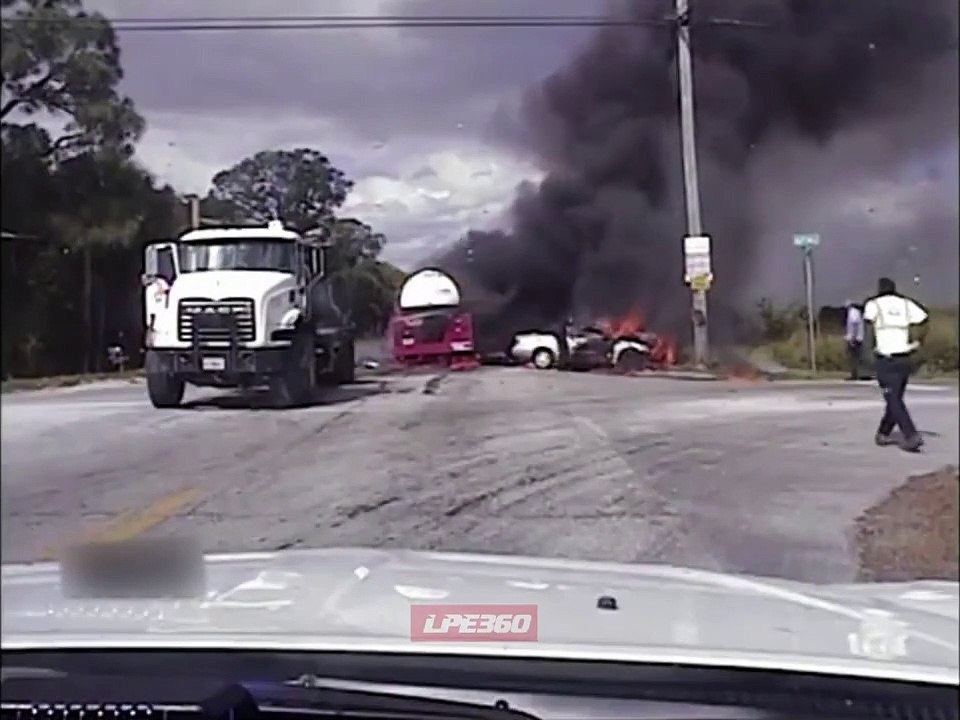 Sauvetage d'une femme prisonnière d'une voiture enflammée par les pompiers !
