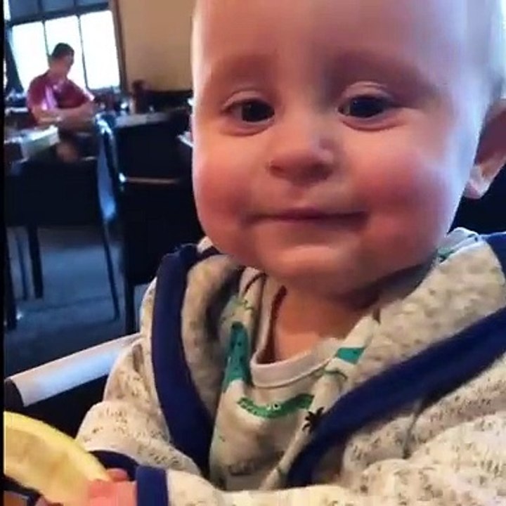 La tête de ce bébé qui mange du citron... et continue !