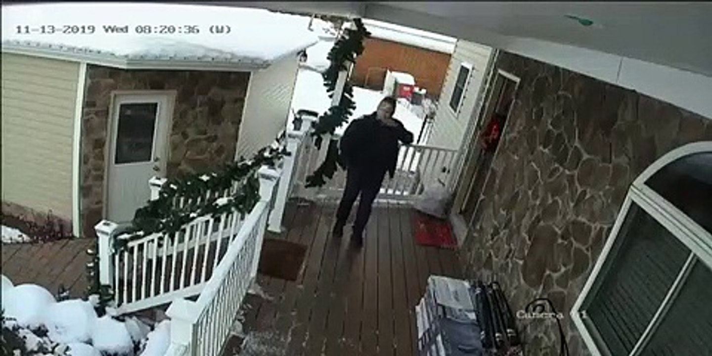 Cette glissade l'emmène direct en bas des escaliers !