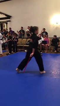 Cette fillette championne d'arts martiaux manie la bâton à la perfection