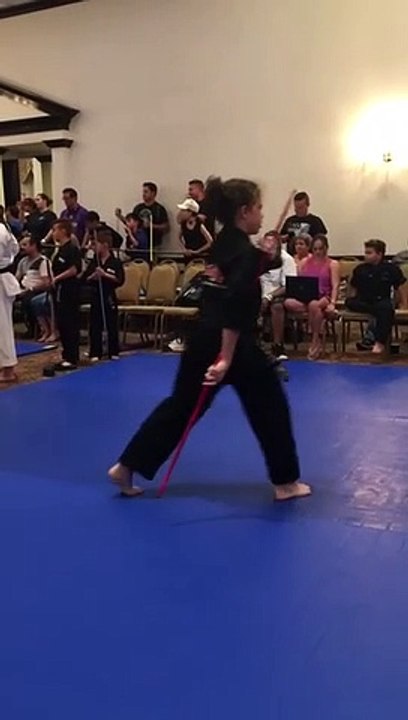 Cette fillette championne d'arts martiaux manie la bâton à la perfection