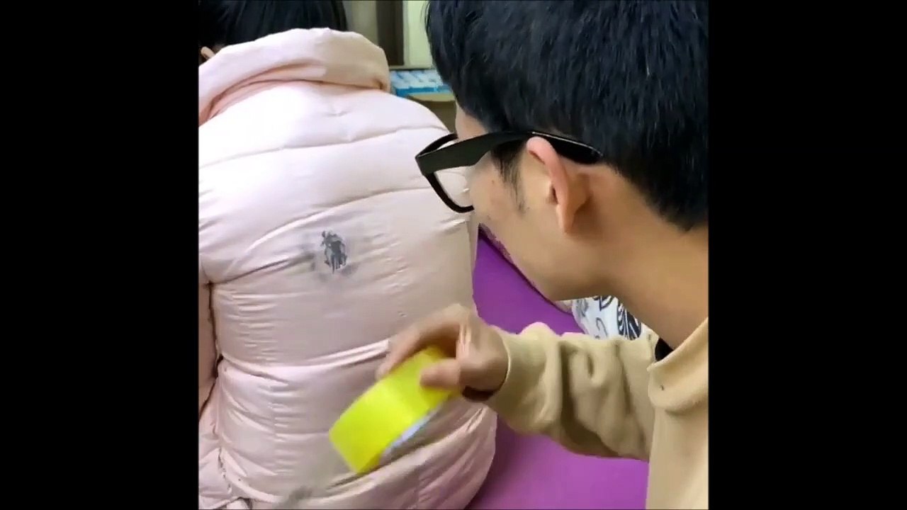 Comment enlever une tâche d'encre sur un manteau avec du scotch... Efficace