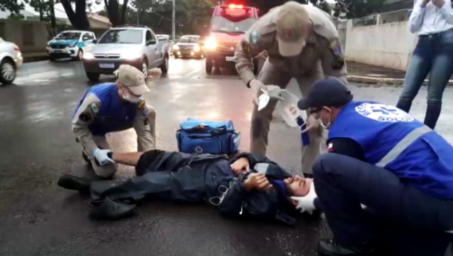 Acidente entre carro e motocicleta mobiliza socorristas do Siate, no Centro