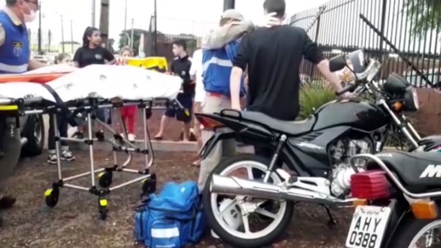 Acidente entre carro e motocicleta mobiliza socorristas do Siate, no Centro