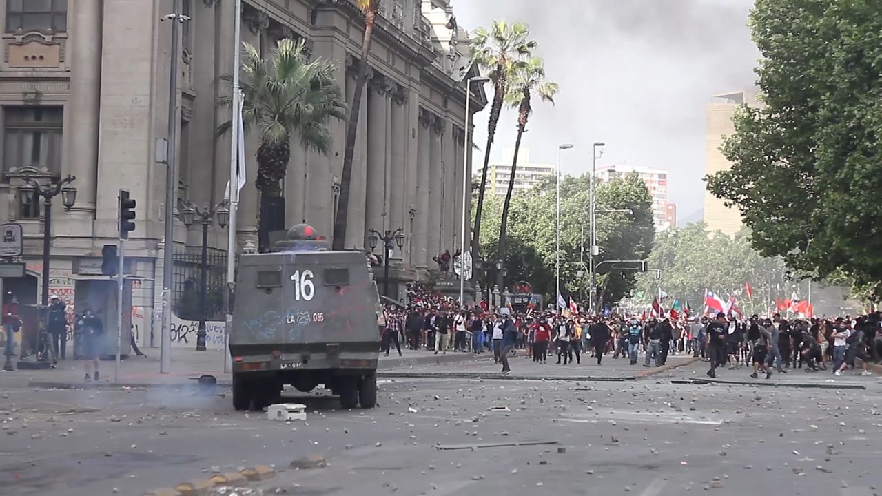 Piñera propone polémica ley para que FF.AA. protejan edificios "clave"