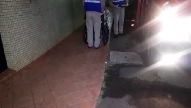 Mulher é socorrida pelo Siate após sofrer queda em residência