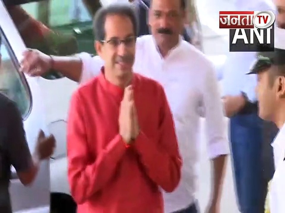 #MAHARASHTRA : राज्यपाल से मिले #Uddhav_Thackeray, पत्नी भी रहीं साथ, कल लेंगे शपथ