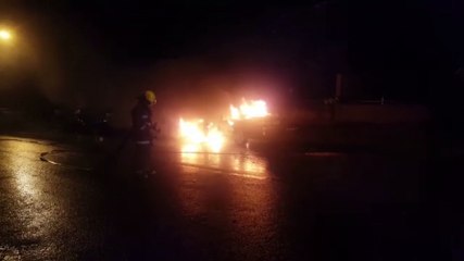 Carro pega fogo no Bairro São Cristóvão