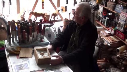 Üzerinde 'Meryem ana' figürü olduğunu söylediği yumurtayı 40 yıldır saklıyor