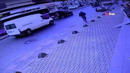 Minibüsün çarpmasıyla motosikletlinin metrelerce sürüklendiği anlar kamerada