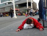 İstanbul'un göbeğinde yürek burkan görüntü! Cumhuriyet Anıtı önünde sızdı