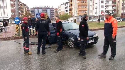 Otomobil direğe çarptı, anne baba yaralandı, çocukları hayatını kaybetti