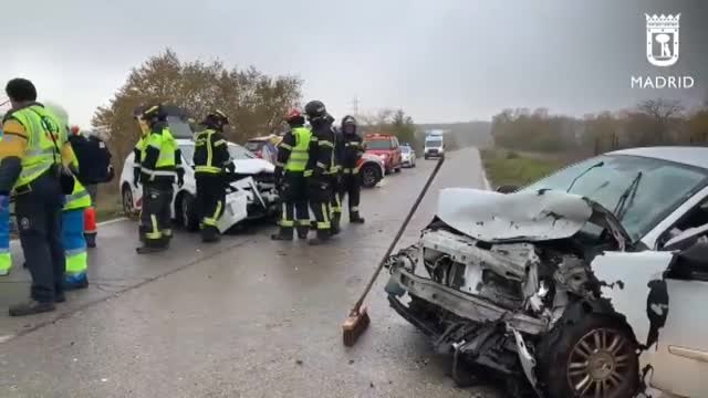 El choque frontal entre dos vehículos en Vicálvaro, Madrid, deja cuatro heridos, dos de ellos graves