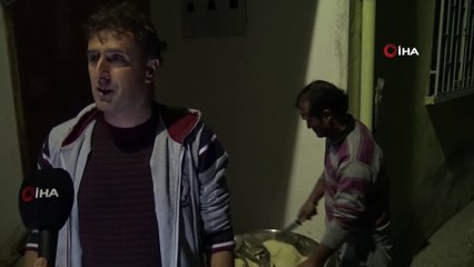 Muhtar, yaşlı kadınların kışlık ekmek hamurunu yoğuruyor