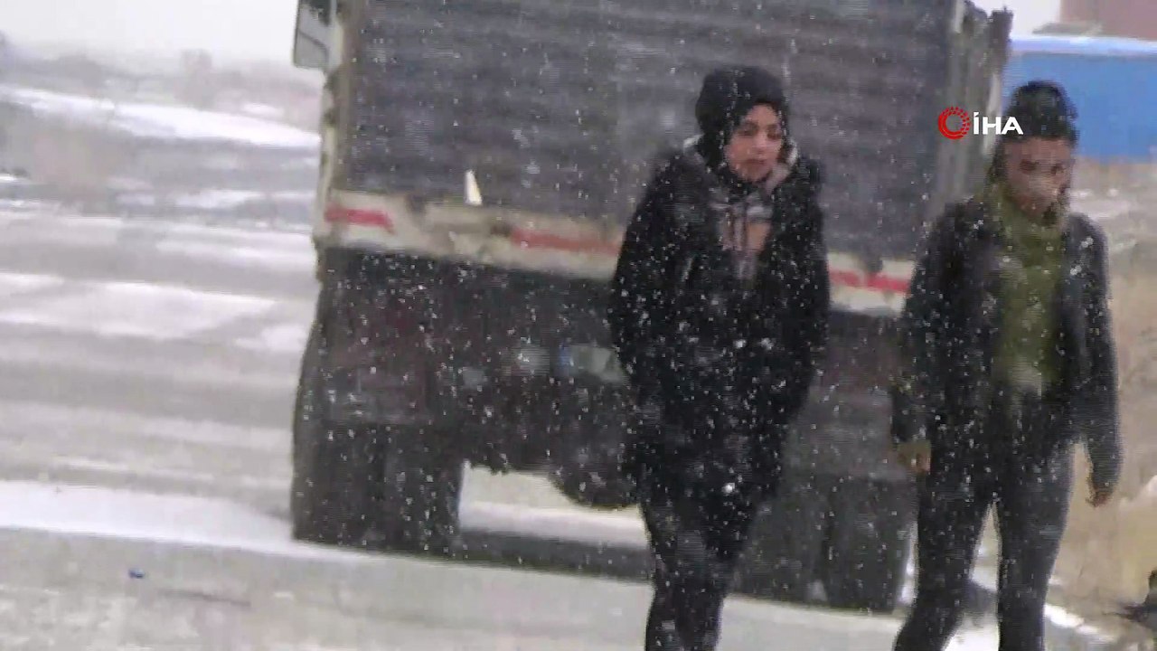 Sarıkamış’ta lapa lapa yağan kar etrafı beyaza bürüdü