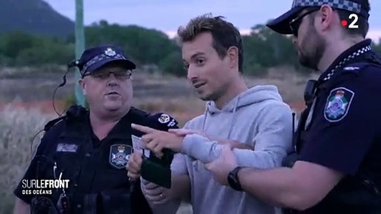 Découvrez les images de l'arrestation du journaliste Hugo Clément en Australie lors du tournage de son émission "Sur le front" diffusée hier soir sur France 2 - VIDEO