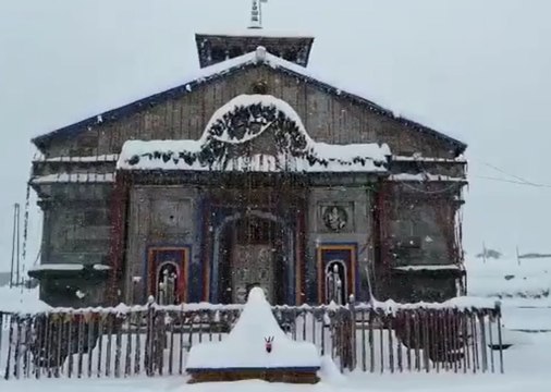 கேதர்நாத் சிவன் கோவில் முழுவதும் பனியால் மூடப்பட்டுள்ள காட்சி