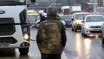 Brandasız hafriyat kamyonundan yola saçılan çamur trafiği durdurdu