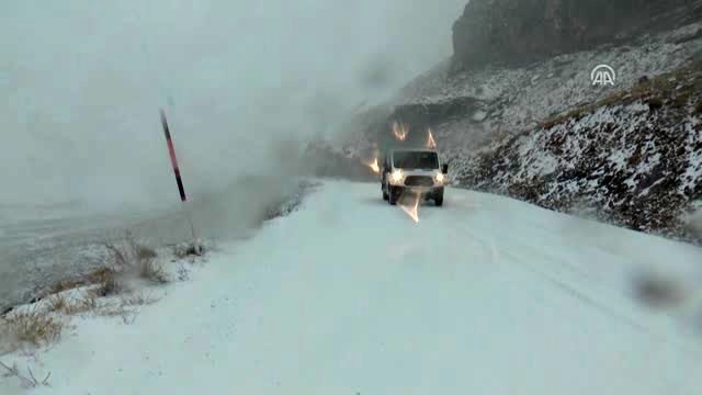 Kar ve tipi sürücülere zor anlar yaşattı