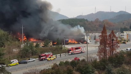 여수 윤활유 창고 불 번져 건물 5동 전소 / YTN