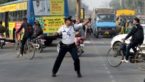El policía de tráfico, que conquistó a la Red con sus bailes, pierde los estribos con el conductor de un mototaxi