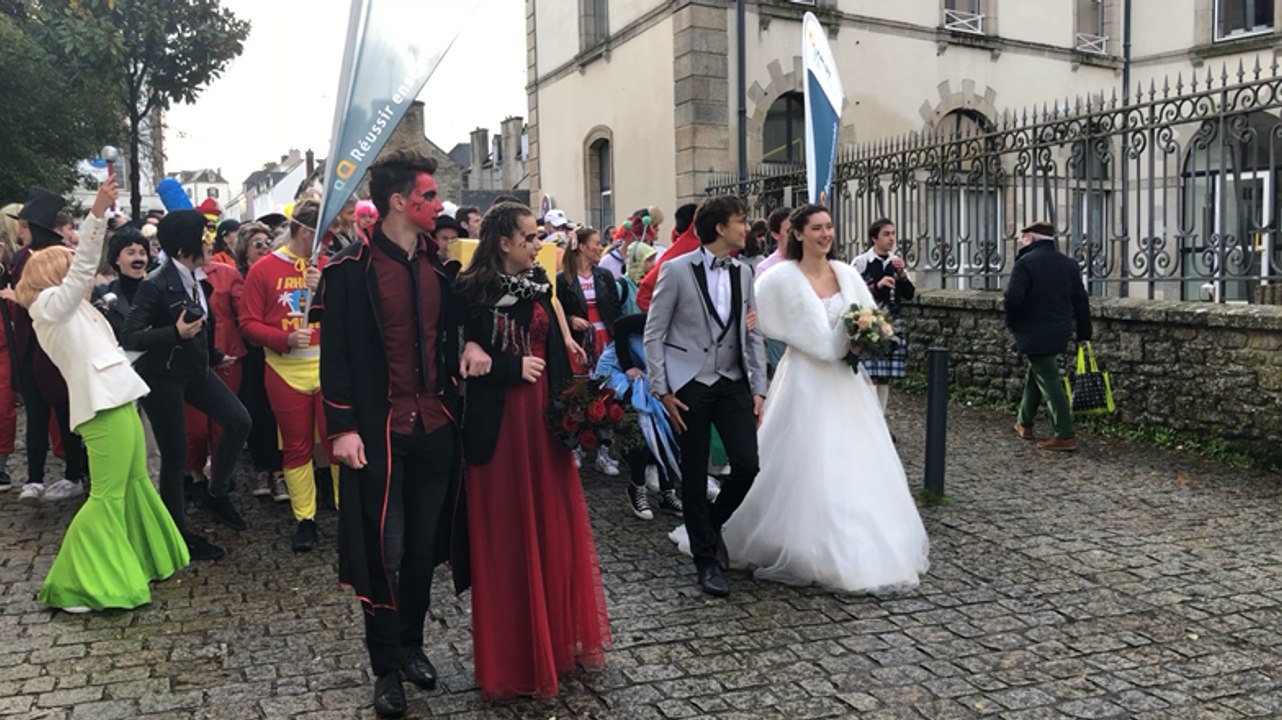 Les lycéens fêtent un faux mariage pour de vrai