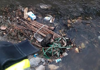 Dereden kurtarılan yavru köpekler araç egzozuyla ısıtıldı