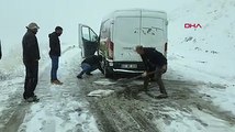 Tunceli'ye mevsimin ilk karı; yollar kapandı, araçlar yolda kaldı