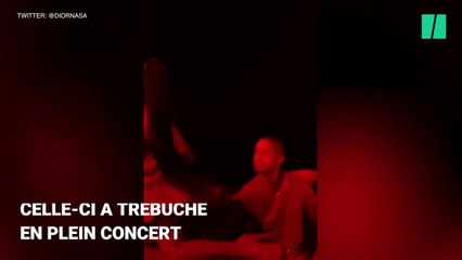 Ariana Grande tombe sur scène et se reprend de la meilleure manière qui soit