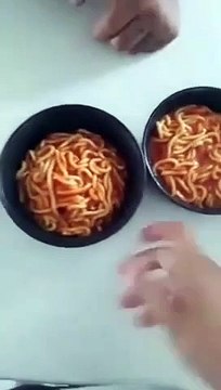 Il vous montre comment ouvrir une boîte de conserve avec une cuillère