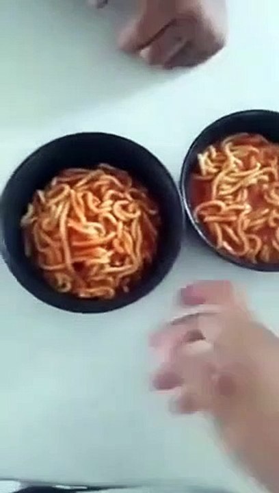 Il vous montre comment ouvrir une boîte de conserve avec une cuillère