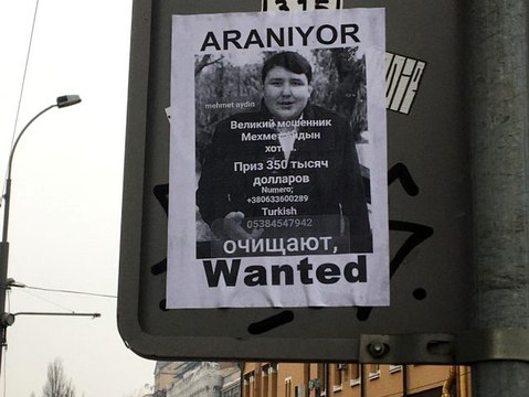 Kiev sokaklarına 'Tosuncuk' için yeni afişler asıldı