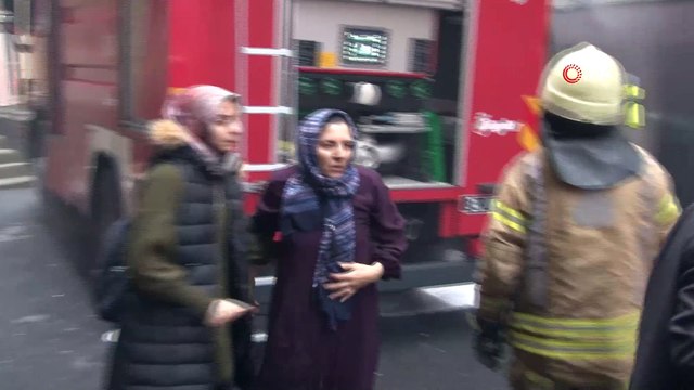Ümraniye’de bir apartman dairesinde yangın çıktı. Binada mahsur kalarak dumandan etkilenenler itfaiye tarafından merdiven aracıyla kurtarıldı. İtfaiyenin çalışması sürüyor.