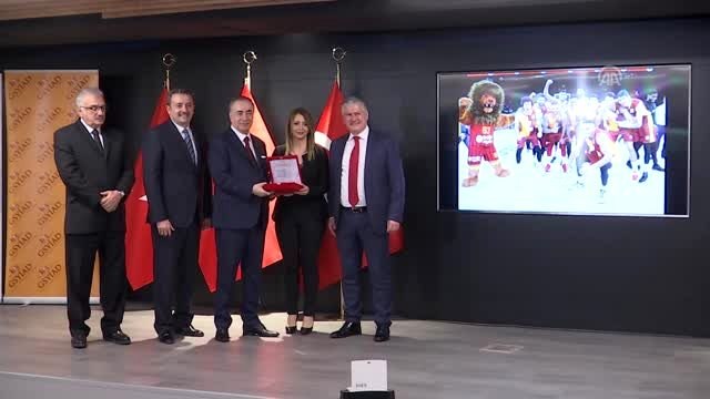 Galatasaray Başkanı Mustafa Cengiz, gazetecilerin sorularını cevapladı