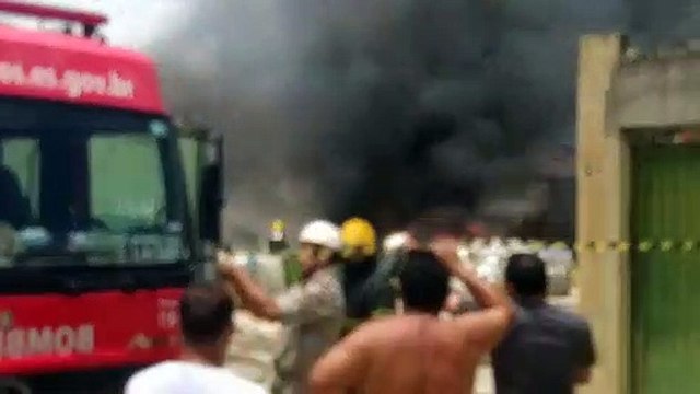 Incêndio atinge galpão de reciclagem em Residencial Jacaraípe, na Serra