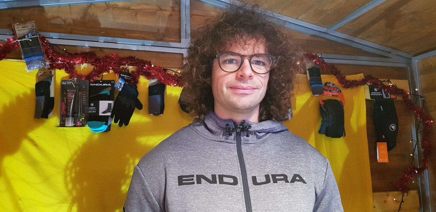 Maxime Guichardon, Alsace Bike Tour, propose des coffrets cadeau sur le marché de Noël de Thann