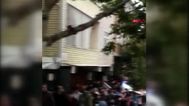 İstanbul-esenyurt'ta 5 katlı binanın çatı katında yangın alevli görüntüler