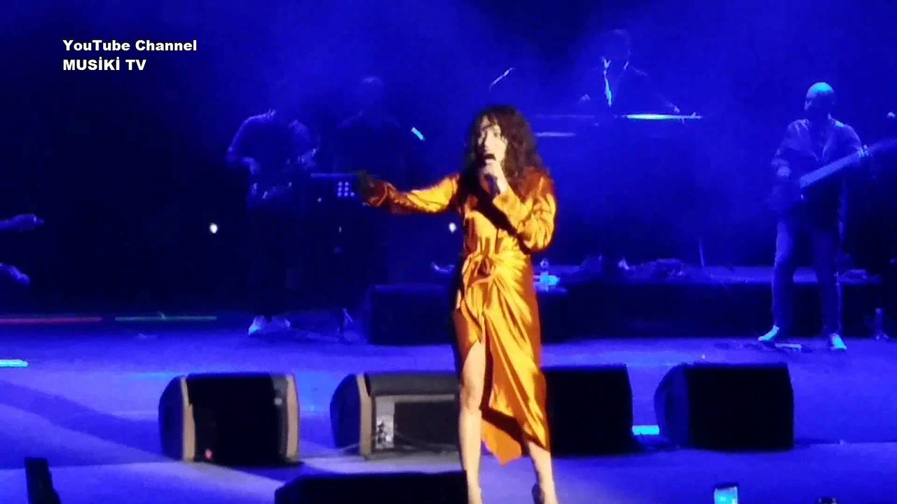 ZEYNEP BASTIK - Gül Beyaz Gül (Ümit Sayın cover) (Konser/Canlı) - HD