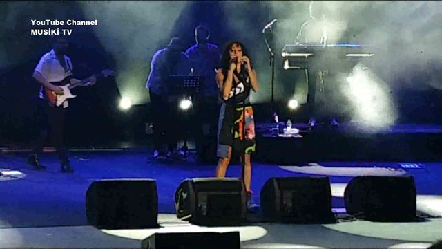 ZEYNEP BASTIK - Elimde Değil (Rafet El Roman cover) (Konser/Canlı) - HD