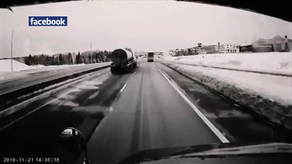 Une voiture circule en sens inverse sur l'autoroute 2 à Edmundston