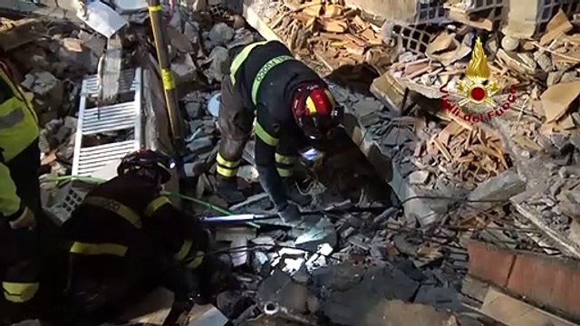 Terremoto in Albania, a Durazzo si cercano dispersi tra macerie palazzina crollata -1- (27.11.19)