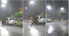 Quando não consegues abrir o carro no meio de chuva torrencial... azar ou aselhice?