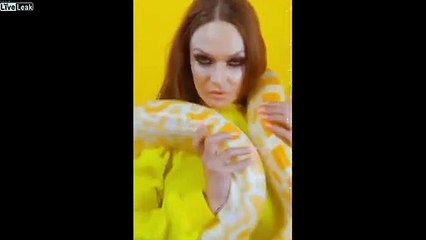 Elle danse avec un énorme serpent python pour ses abonnés sur Instagram !