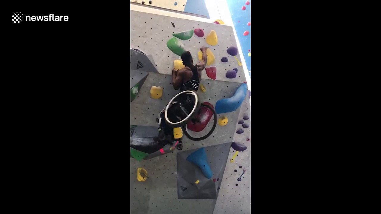 Il grimpe un mur d'escalade en fauteuil roulant !