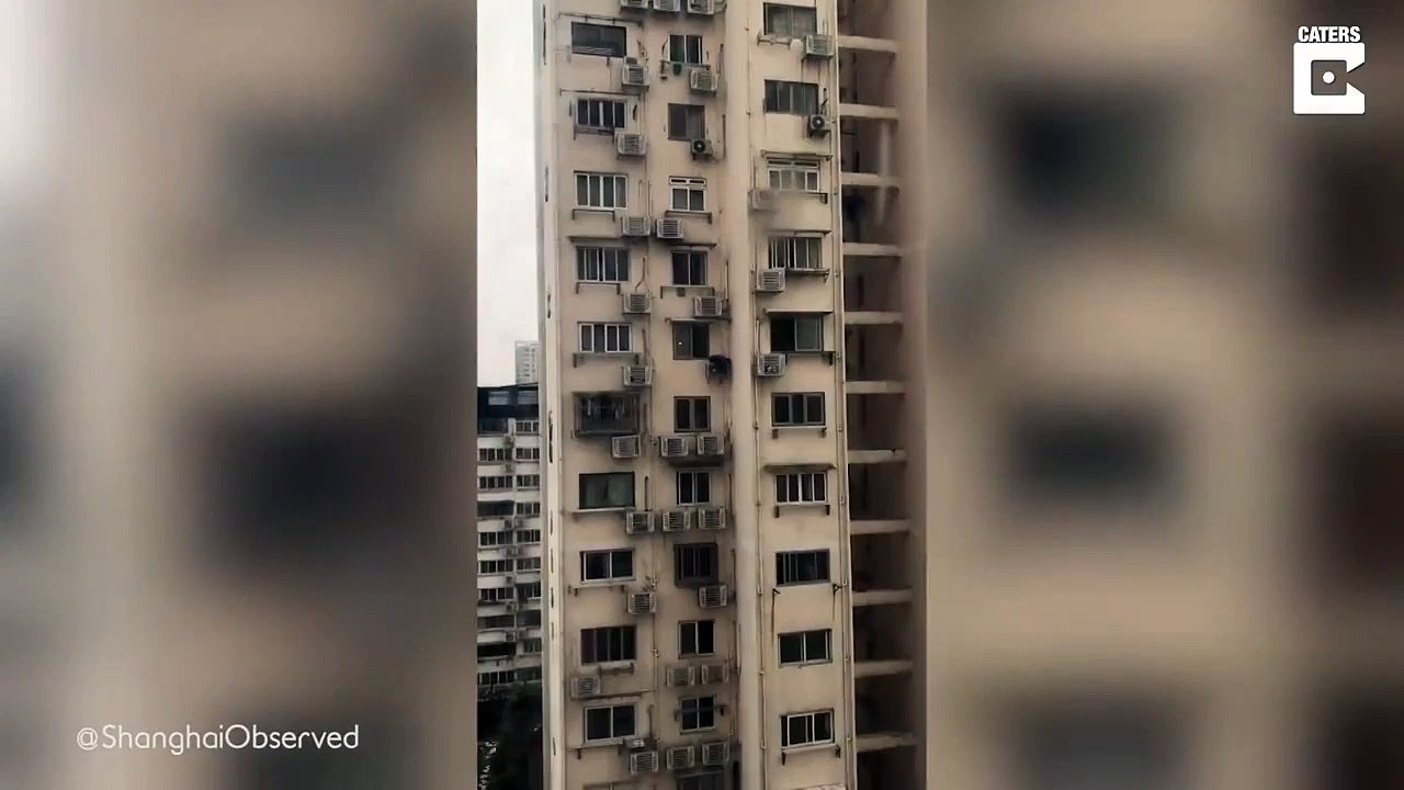 Il répare la clim assis dessus dans le vide au 15e étage !