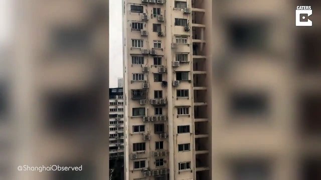 Il répare la clim assis dessus dans le vide au 15e étage !