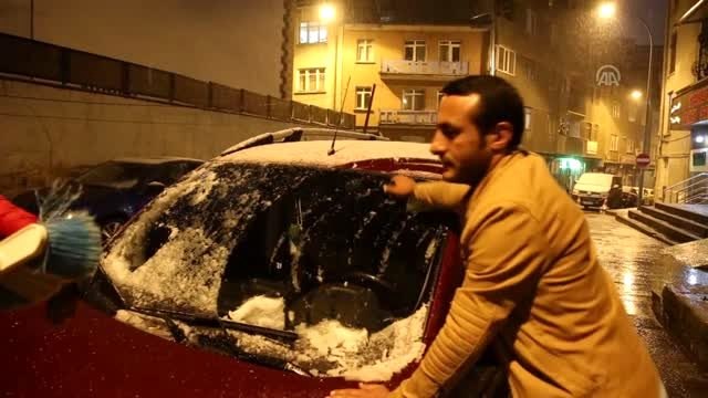 Kar yağışı kenti beyaza bürüdü