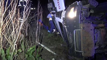 Yol güvenliğini sağlarken otomobilin çarptığı polis yaralandı